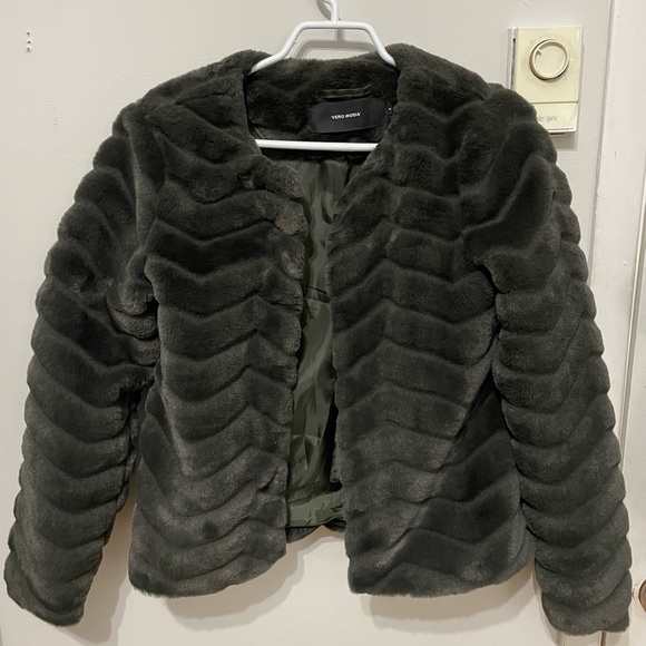 Vera Moda Faux Fur coat - Picture 1 of 7